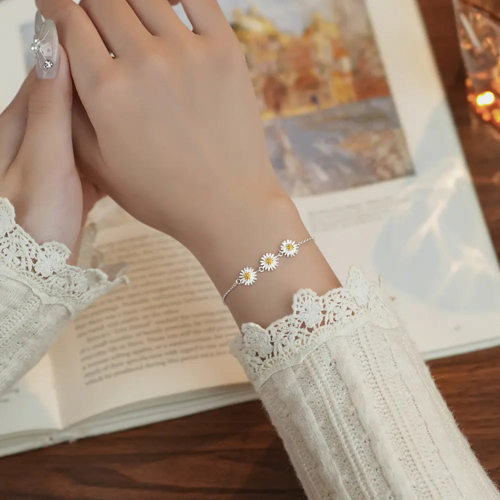 Simple and Versatile Floral Women's Bracelet