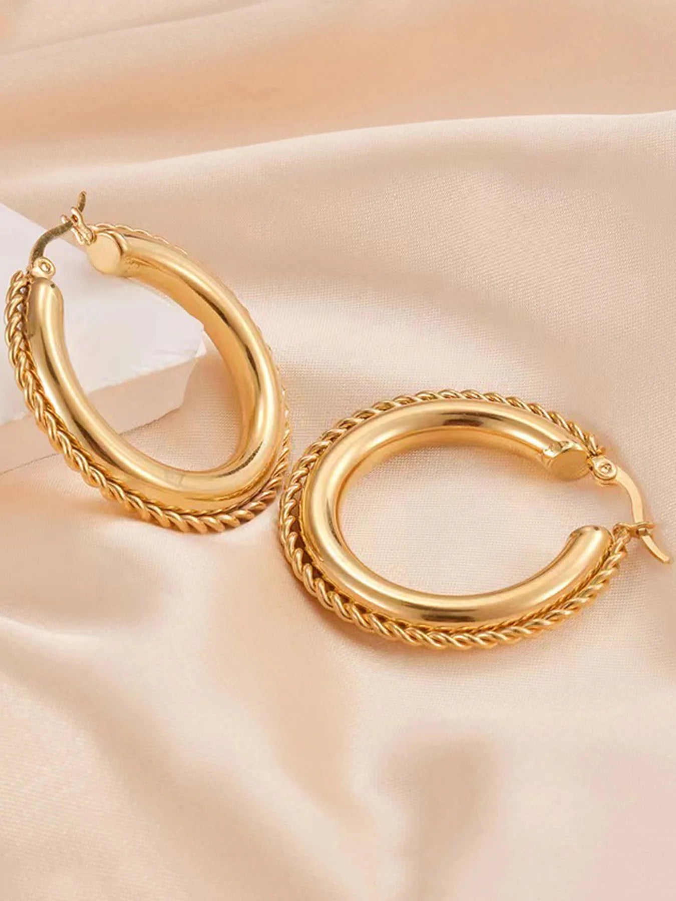 High end, light luxury, niche, double-layer design, retro style twisted wire combination earrings