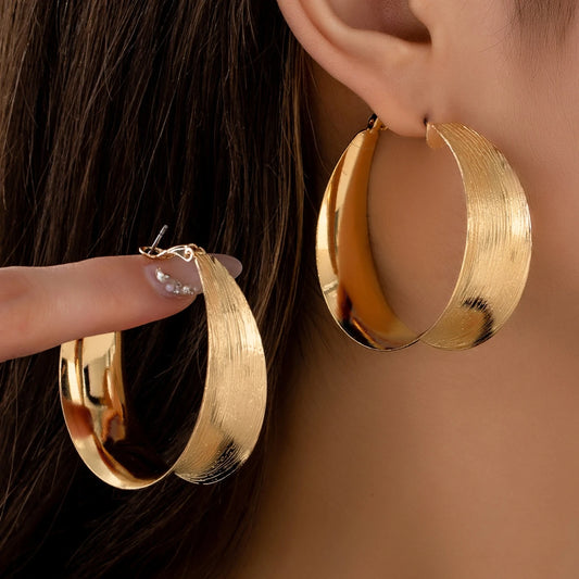 A Pair of Women's Earrings, Simple and Fashionable Brushed Craft Earrings, Suitable for Daily Wear and Vacation