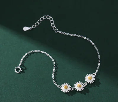 Simple and Versatile Floral Women's Bracelet