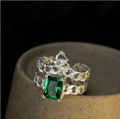 Emerald Green Luxury Ring for Fashionable Women
