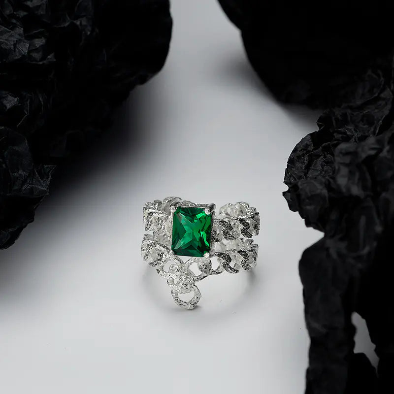Emerald Green Luxury Ring for Fashionable Women